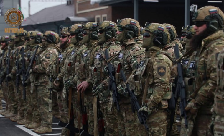 Адам Кадыров вручил бойцам батальона им. Байсангура Беноевского сертификаты о подготовке в РУС