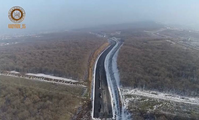 Рамзан Кадыров проверил ход строительства транспортной развязки на дороге, ведущей в село Ахмат-Юрт