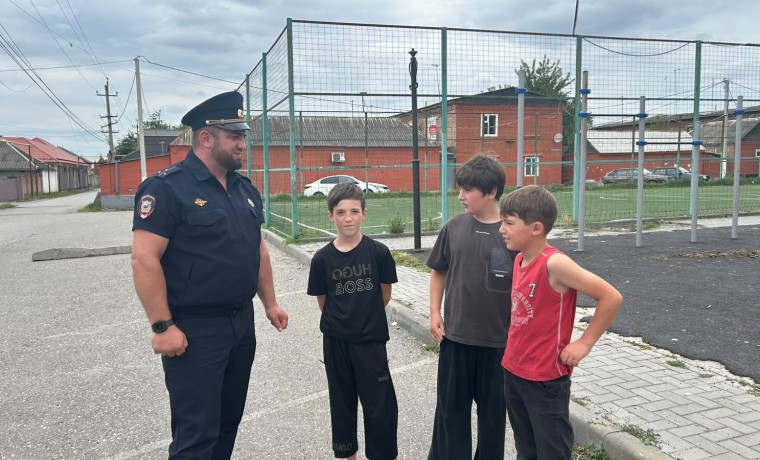 В селе Алхан-Кала прошел правовой час для молодежи с участием сотрудников полиции