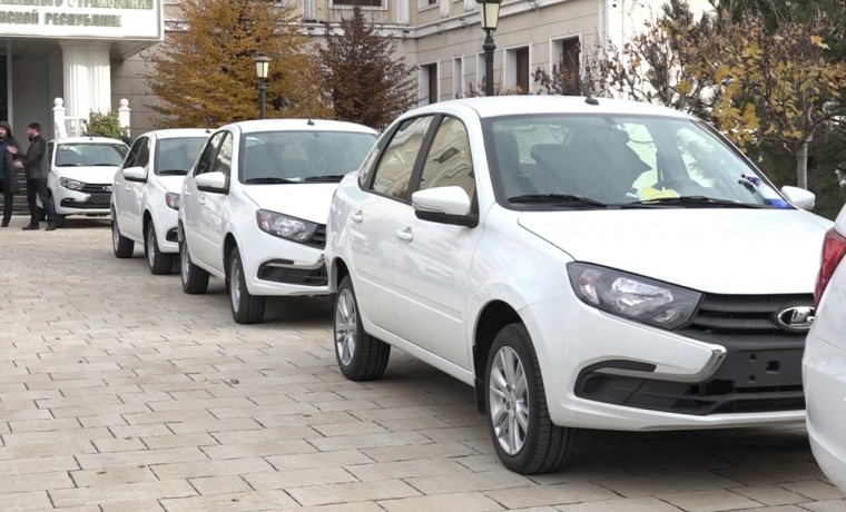 В СФР по ЧР передали 10 автомобилей людям, получившим инвалидность на производстве