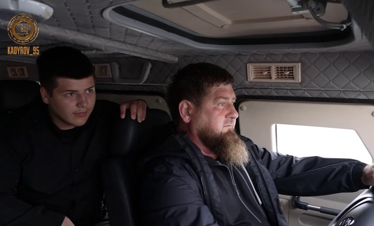 Глава ЧР проверил качество и возможности новой партии военной техники