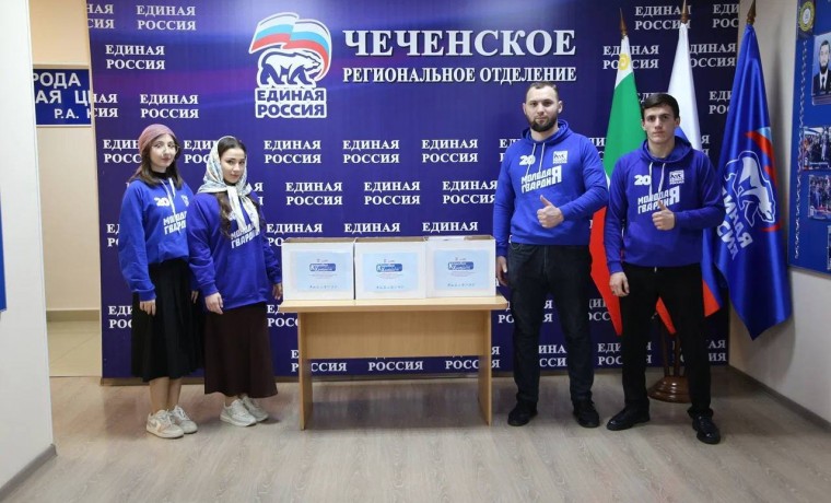 Актив «Молодой Гвардии Единой России» передал игрушки в «Коробку Храбрости»