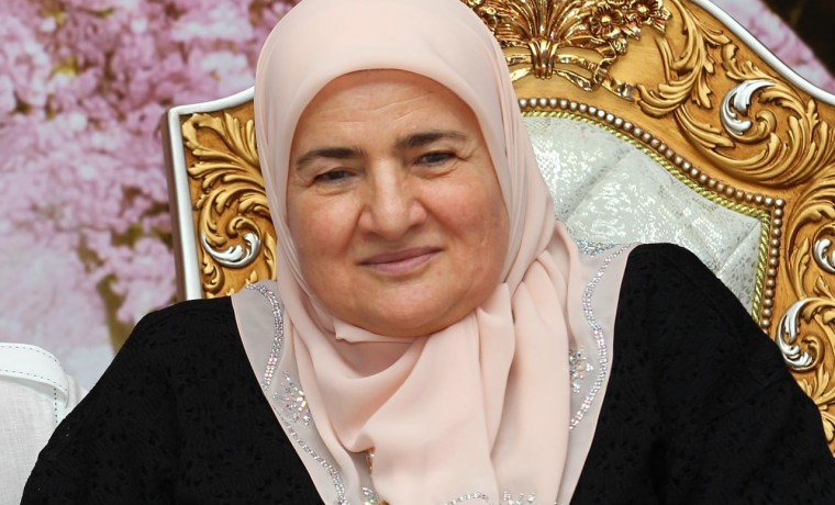 Владимир Путин наградил Аймани Кадырову Орденом почета