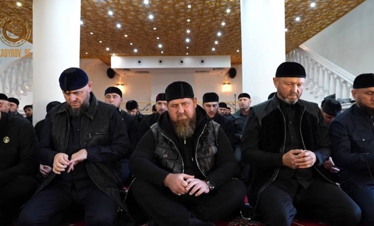 Рамзан Кадыров совершил рузбу в мечети им. дяди Пророка Мухаммада ﷺ