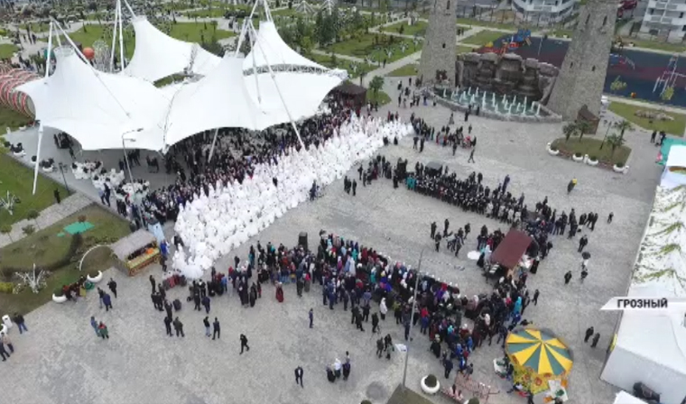 В Чечне одновременно сыграли свадьбу 200 пар в честь 200-летия Грозного
