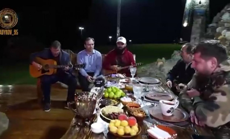 Рамзан Кадыров вместе с соратниками посетил этнографический комплекс «Шира-Бена»