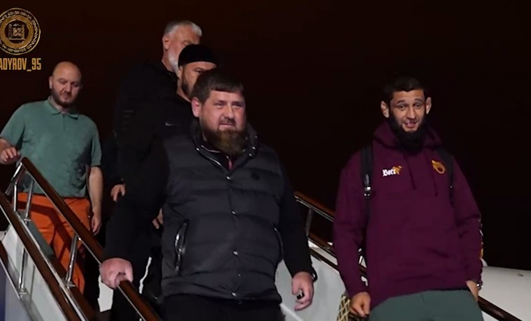 Хамзата Чимаева торжественно встретили в аэропорту Грозного