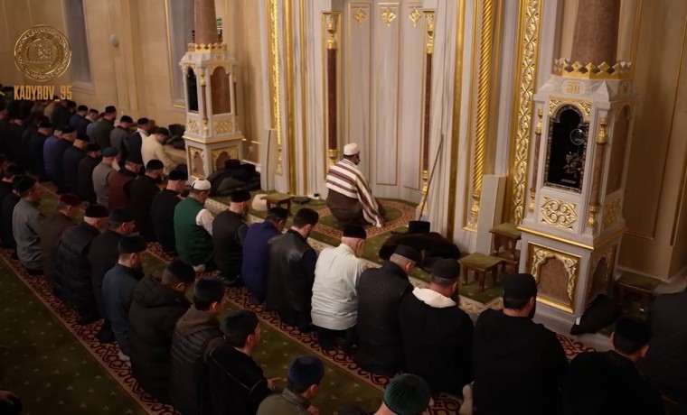 Рамзан Кадыров: "Жители ЧР продолжают каждую ночь заполнять мечети для совершения Тахаджуд-намазов"