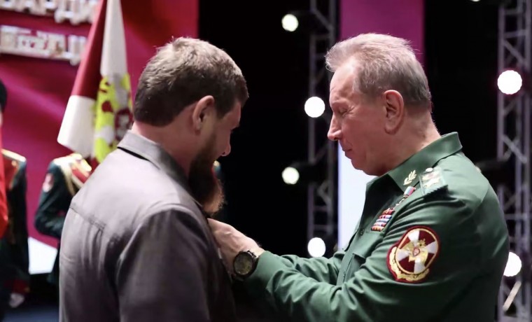 Виктор Золотов вручил Рамзану Кадырову медаль «За боевое отличие»