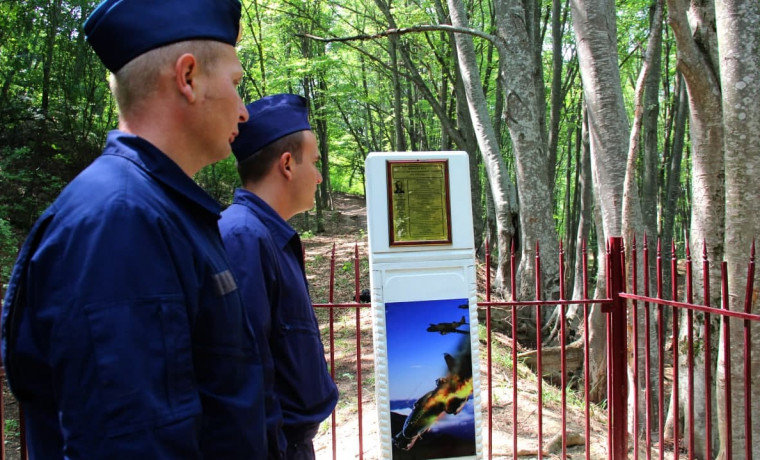 Авиаторы Росгвардии увековечили в ЧР память о погибших фронтовых лётчиках