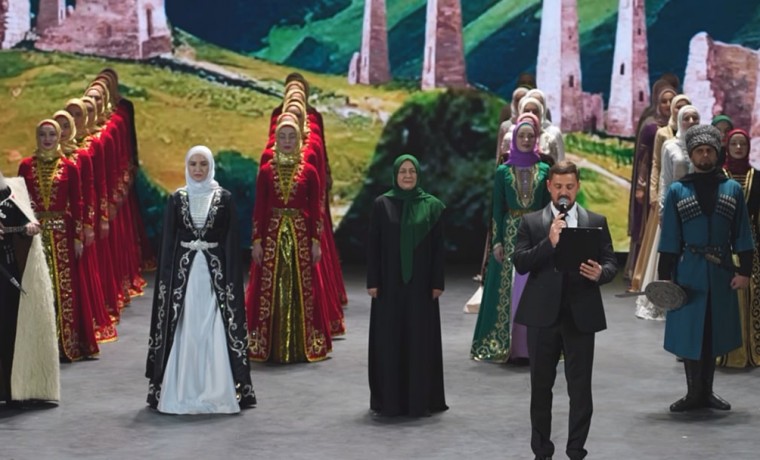 Рамзан Кадыров с семьей посетил представление Государственного фольклорного ансамбля «Нохчо»