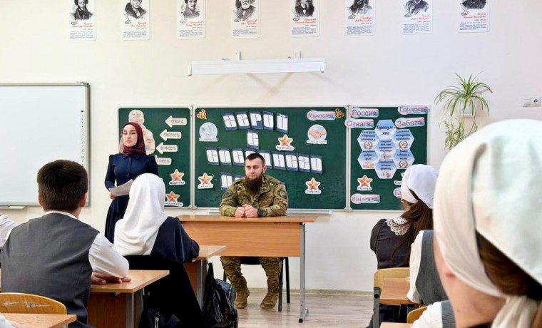 Специалист ОМОН «АХМАТ-Грозный» рассказал школьникам о службе и героизме защитников Отечества