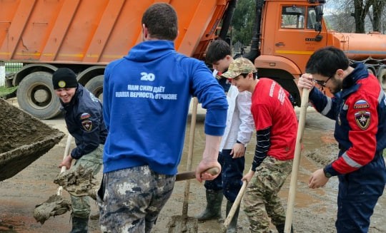 Активисты устраняют последствия паводков в Гудермесском районе