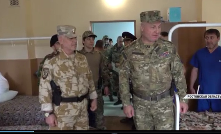 Руслан Алханов и Сергей Бачурин посетили в госпитале чеченских бойцов