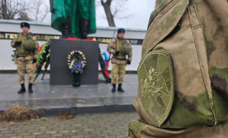 В ЧР военнослужащие Росгвардии возложили цветы к Мемориалу павшим в Великой Отечественной войне 