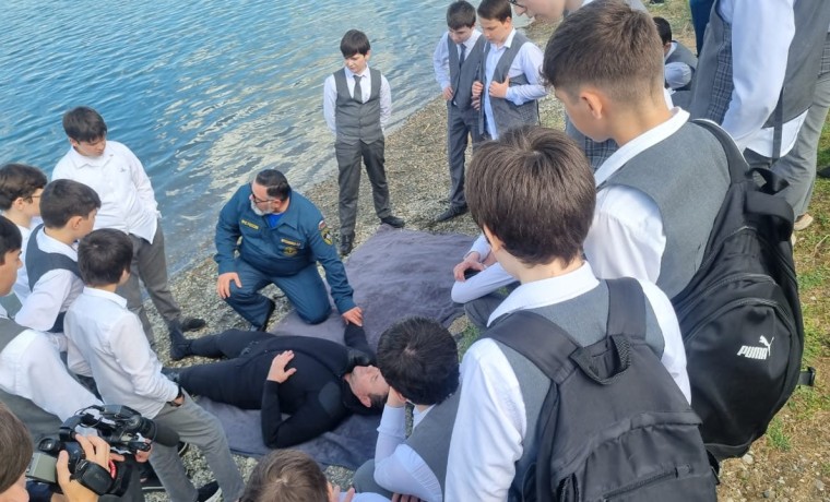 Спасатели провели урок безопасности для школьников на Грозненском море