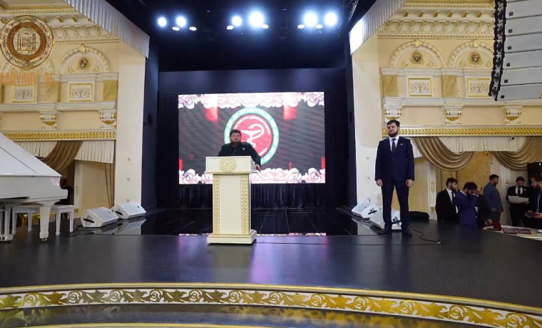 Рамзан Кадыров поздравил медработников с их официальным праздником