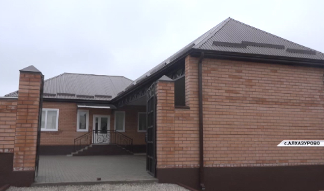 Многодетная семья Хадисовых из селения Алхазурово отметила долгожданное новоселье 