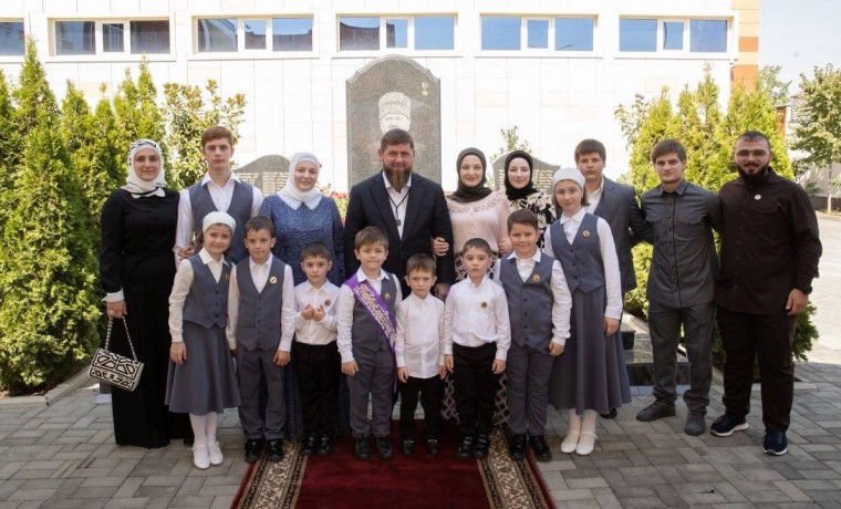 Рамзан Кадыров посетил торжественную линейку в Грозненском Центре образования