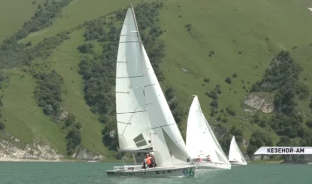 На озере Кезеной-Ам состоялись первые заезды яхтсменов 