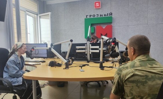 Военнослужащий ОГВ(с) стал гостем радиорубрики «В эфире Росгвардия» на ЧГТРК «Грозный»