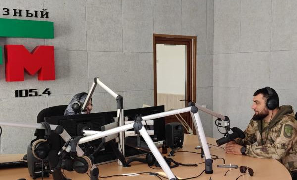 Военнослужащий ОГВ(с) принял участие в специальной программе на радио «Грозный»