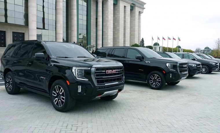 Рамзан Кадыров вручил ключи от автомобилей премиум-класса командирам силовых подразделений ЧР