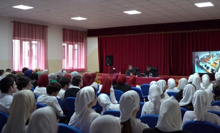 Зелимхан Ахматов провел встречу с обучающимися выпускных классов школ Грозного