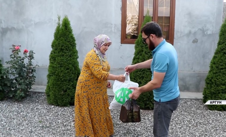 В День Ашура 15 тысяч семей получили продуктовые наборы от РОФ им. А.-Х. Кадырова