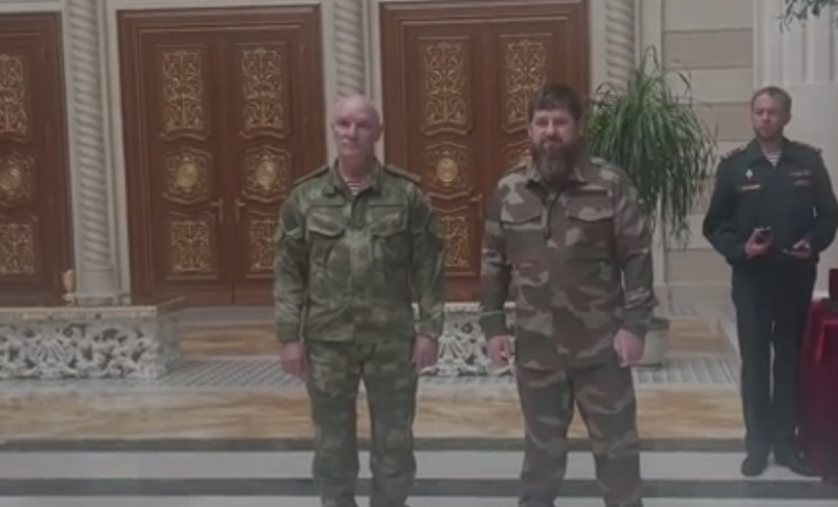 Главе ЧР Рамзану Кадырову вручили погоны генерал-лейтенанта