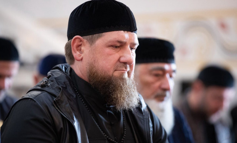 Рамзан Кадыров вместе с внуками Первого Президента ЧР посетил зиярт Хеды Кишиевой