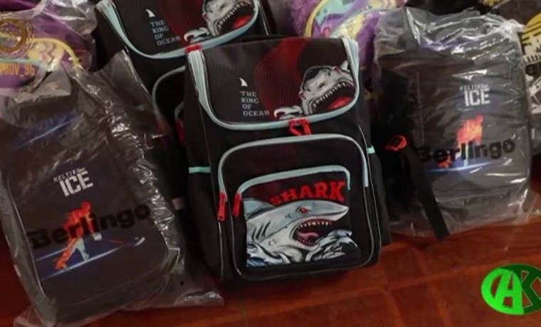 РОФ им. А.-Х. Кадырова раздал детям военнослужащих союзного подразделения школьные портфели