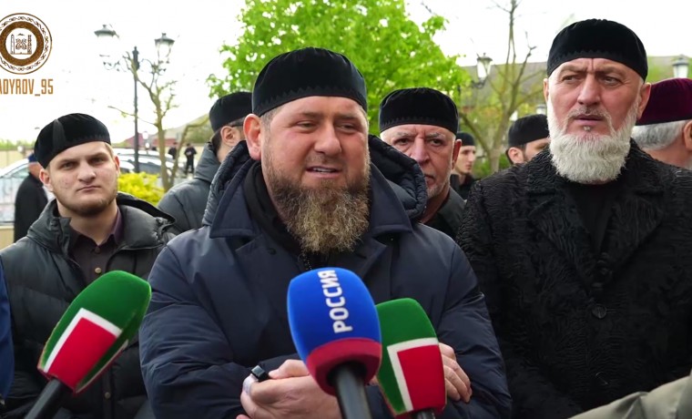 Рамзан Кадыров с сыновьями, соратниками и односельчанами принял участие в коллективном Ид-намазе