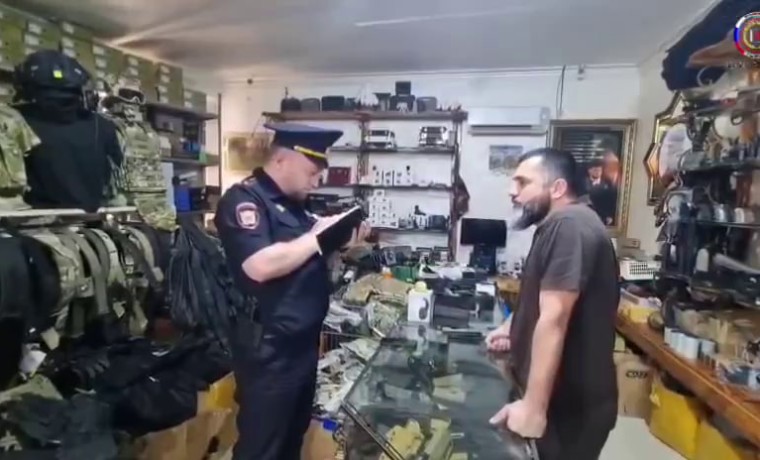 Полицейские Гудермесского района проверили магазины, реализующие военное обмундирование