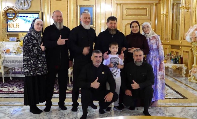 Рамзан Кадыров поздравил с Ид аль-Фитр родных и соратников