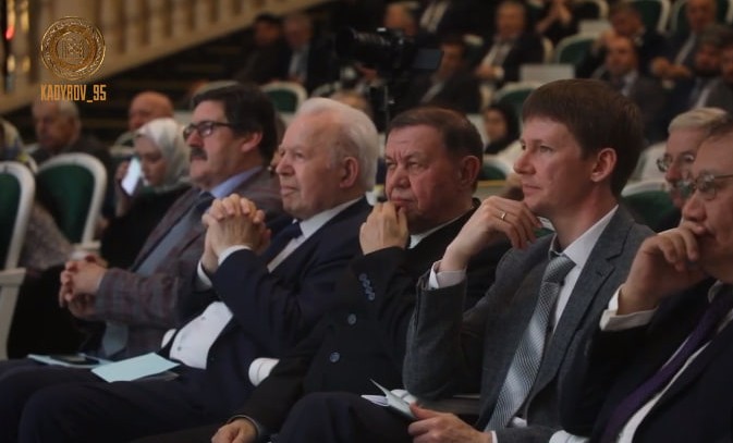 Рамзан Кадыров поздравил коллектив Академии наук ЧР с 30-летним юбилеем