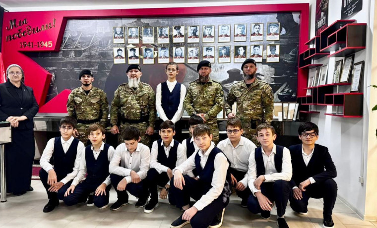 Росгвардейцы провели урок Мужества в одной из грозненских школ