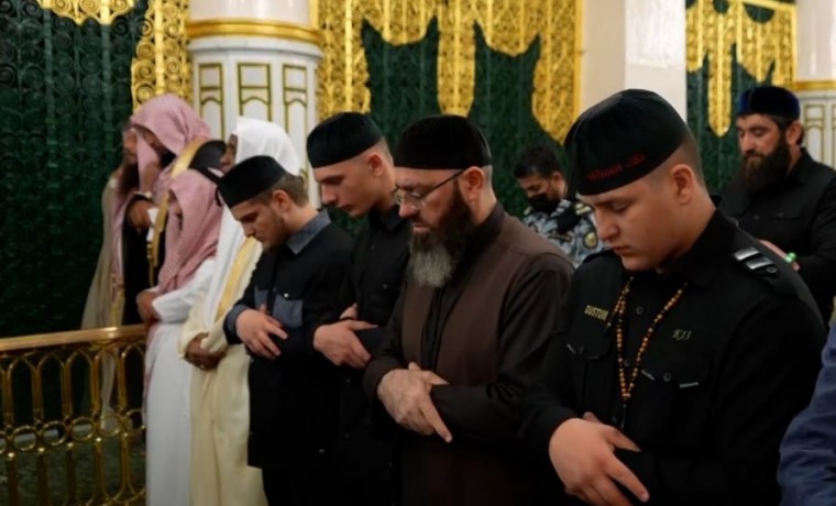 Ахмат, Эли, Адам и Ашура Кадыровы совершили первый в жизни хадж