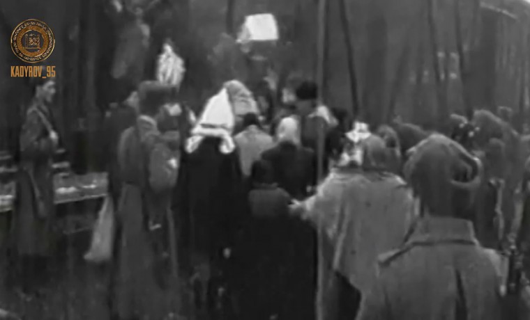 Рамзан Кадыров поздравил жителей ЧР с Днём восстановления государственности чеченского народа