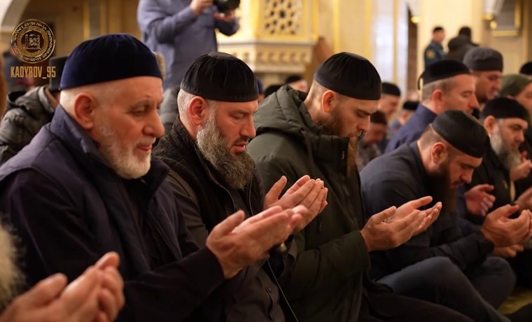 В крупных мечетях ЧР верующие продолжают выстаивать коллективные Тахаджуд-намазы