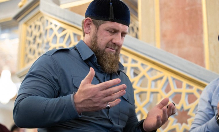 Рамзан Кадыров совершил рузбу в мечети им. дяди Пророка Мухаммада ﷺ