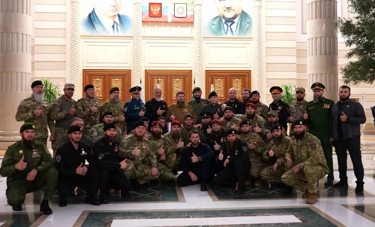 Рамзан Кадыров вручил государственные награды отличившимся в ходе СВО боевым товарищам