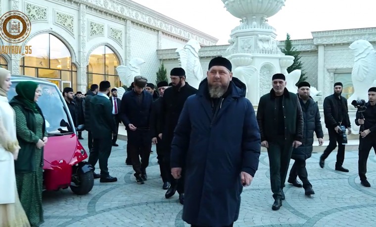В Ид аль-Фитр Рамзан Кадыров с семьей лично принимали поздравления от многочисленных гостей